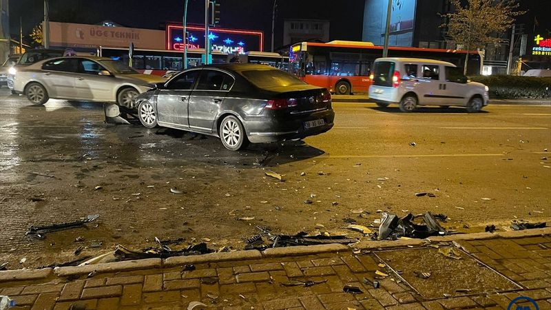 İzmir'de çarpışan 2 otomobilden 1'i gece kulübüne daldı: 5 yaralı