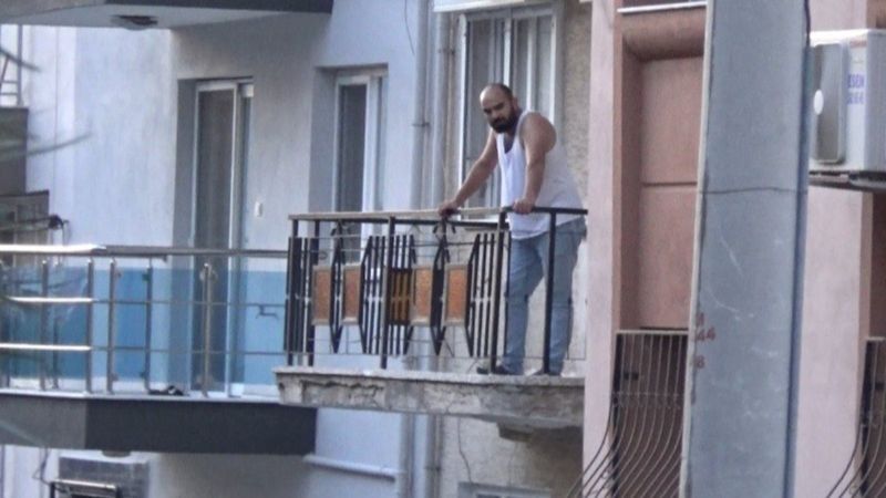 İzmir'de öfkeli eş karısını bıçakla rehin aldı