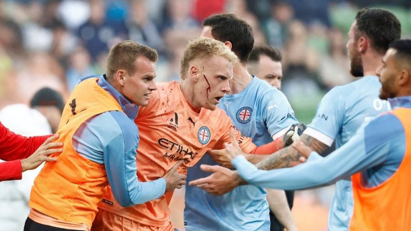 Avustralya Ligi'nde taraftarlar, futbolculara saldırdı