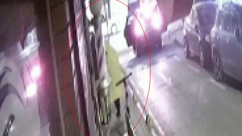 Fatih'te sarı yağmurluklu hırsızlık kamerada