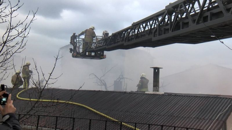 İstanbul'da evin çatısında başlayan yangın binalara sıçradı