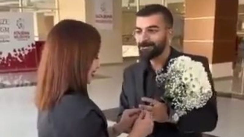 Ataşehir'deki genç kadın, erkek arkadaşına evlenme teklifi etti