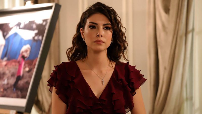 Teşkilat'ın Zehra'sı derin bacak dekoltesi ile akıl aldı! 