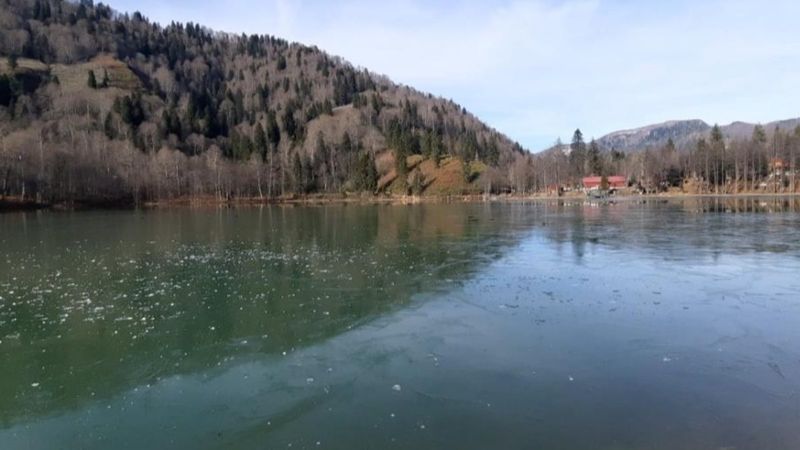 Doğa harikası Karagöl buz tuttu