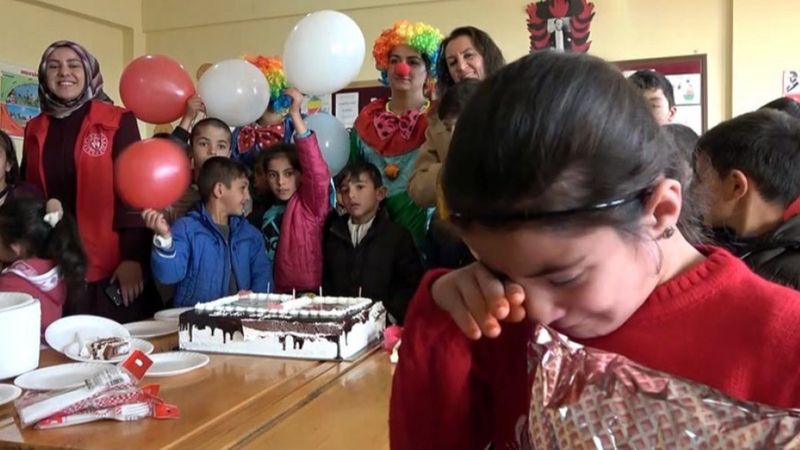 Van'da ilk kez doğum günü kutlanan Nisanur gözyaşlarına boğuldu