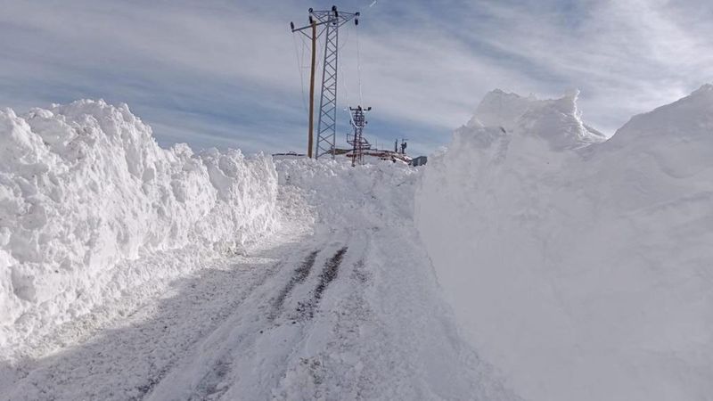 Hakkari'de 3 metreyi bulan kar ile mücadele