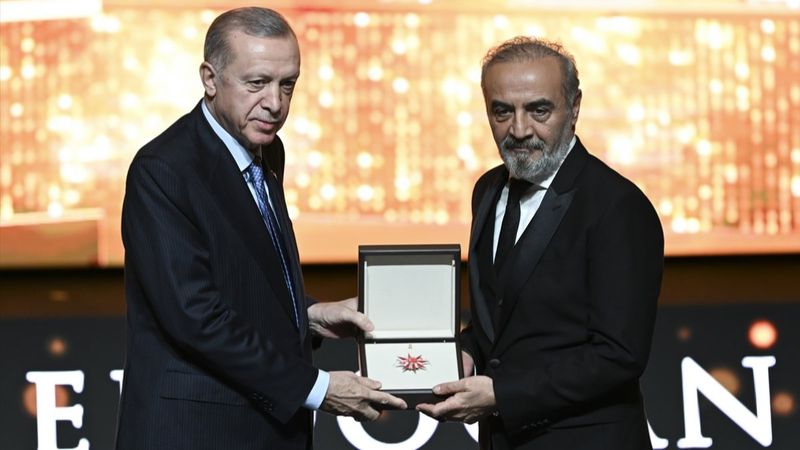 Cumhurbaşkanı'nın elinden ödül alan Yılmaz Erdoğan'a sosyal medya linci