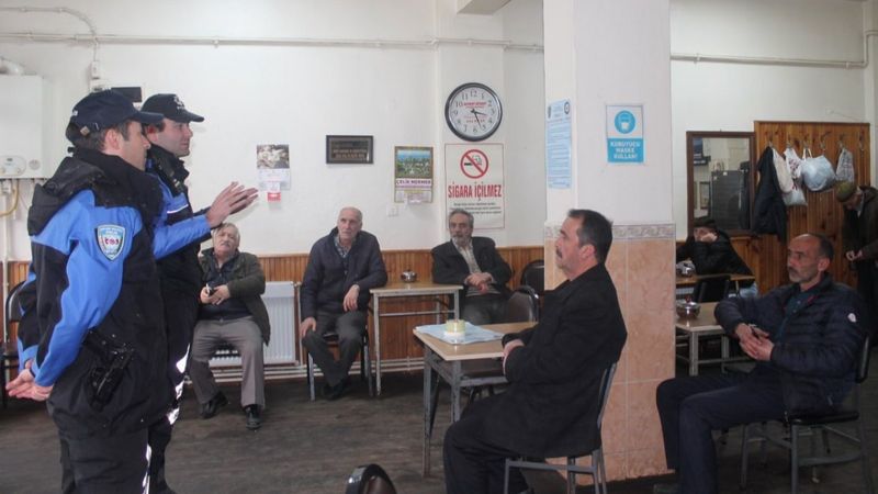 Bayburt'ta polisler kahvehaneleri gezerek vatandaşları uyardı