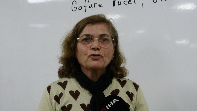 Malatya'da kızı için 63 yaşında okuma yazma öğreniyor