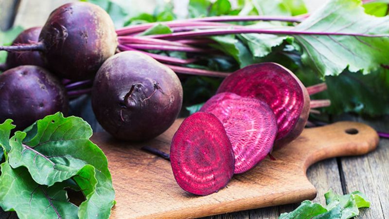 Renginin hakkını veriyor! Kırmızı pancarın 5 inanılmaz faydası