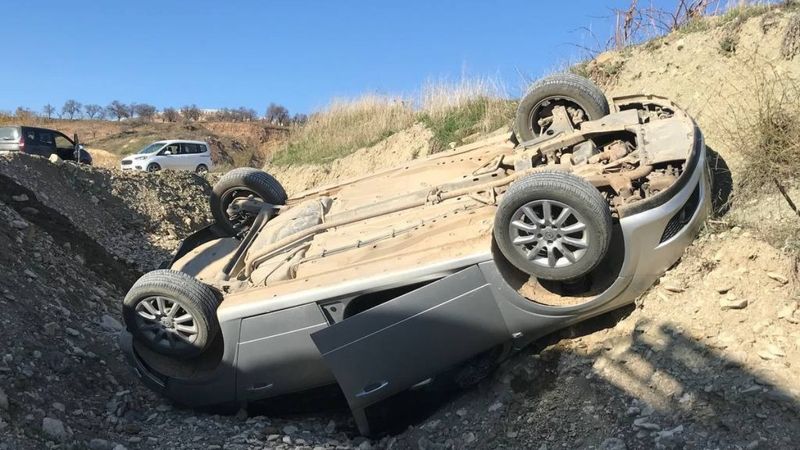 Adıyaman’da otomobil şarampole devrildi