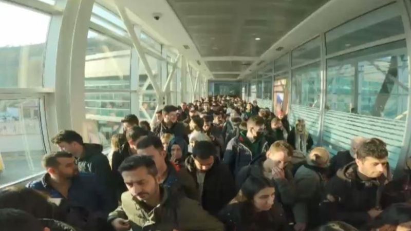 Gürcistan sınır kapısında telefon izdihamı