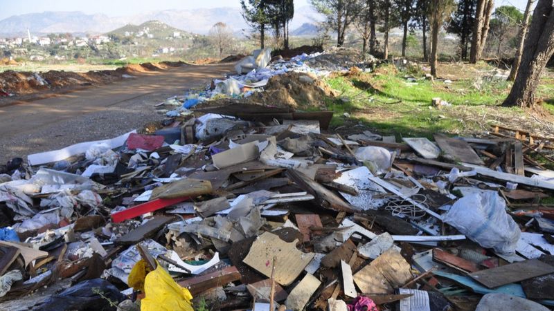 Manavgat'taki yangın bölgesi çöplüğe döndü