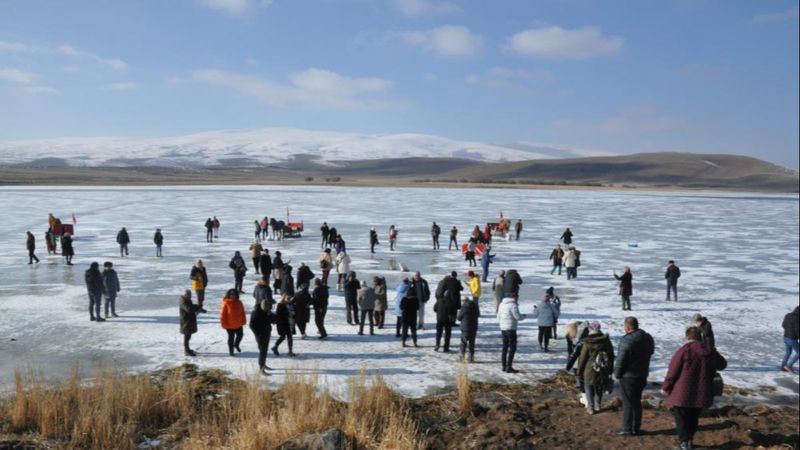 Çıldır Gölü buz tuttu, ziyaretçiler akın etti