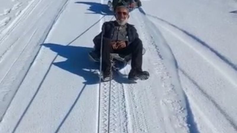 Gümüşhaneli İsmail Dede'nin karda kızak keyfi kamerada