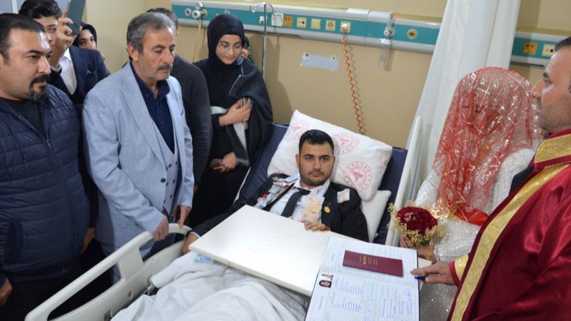 Şanlıurfa'da kazada ayakları kırılan damadın nikahı hastanede kıyıldı