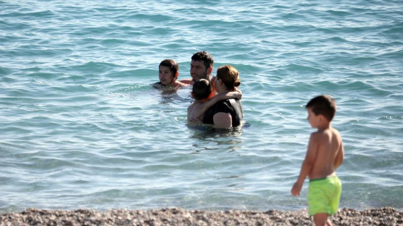 Antalya'da aralık ayında denize girdiler 