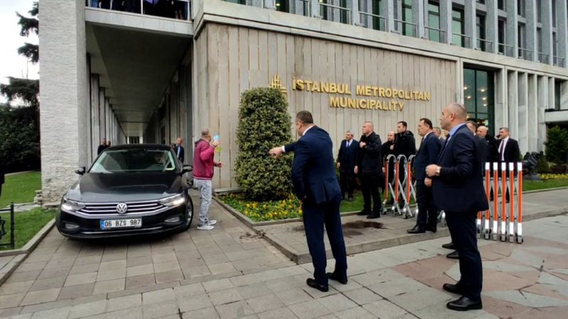 İstanbul'da simitçi İBB önünde kendini yakmaya çalıştı