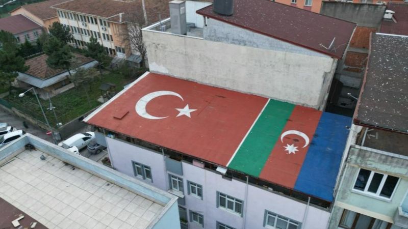 Kocaeli'de Türk ve Azerbaycan bayraklı çatı 3 ay sürdü