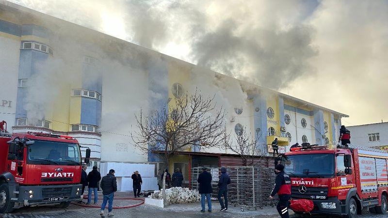 Niğde'deki iş yerinin kazan dairesinde yangın