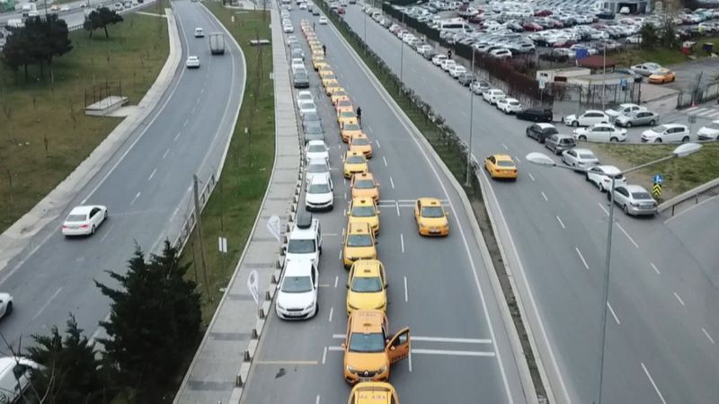 İstanbul'da zam sonrasında taksiciler taksimetrelerini güncelleştirdi 