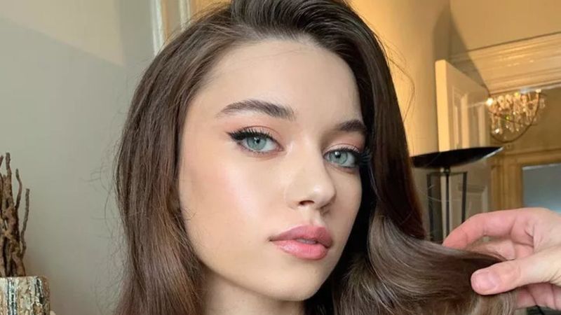 Afra Saraçoğlu iç çamaşırsız pozuyla büyüledi! 