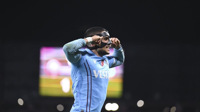 Marc Bartra, kırmızı kartla oyun dışında kaldı