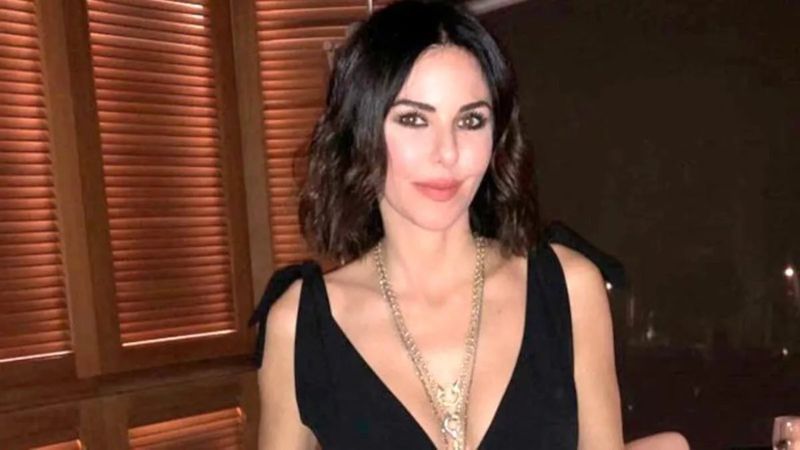 Transparan kıyafetiyle büyüledi! 50 yaşındaki Defne Samyeli'den beyazlar içinde poz: 