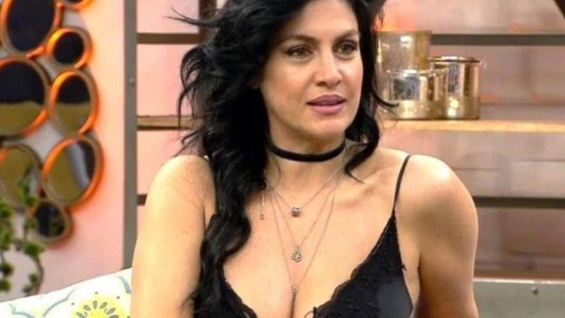 45 yaşındaki Tuğba Ekinci'nin jartiyerli pozu olay oldu! Kırmızılar içinde poz verdi: 