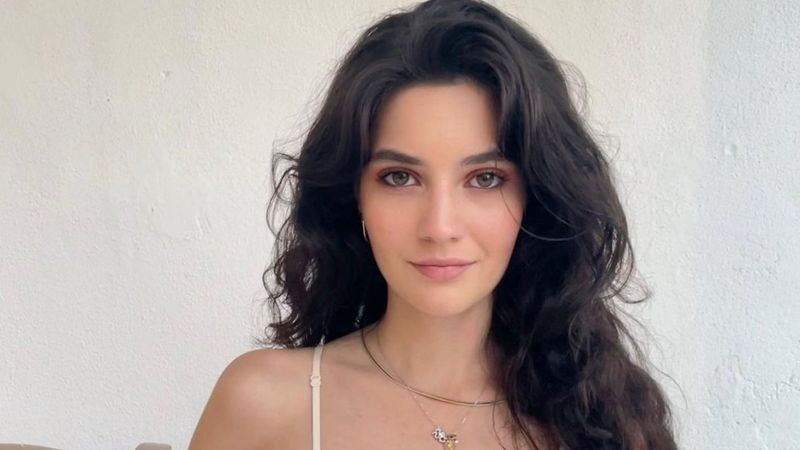 Çömelince gözler kamaştı! Gelsin Hayat Bildiği Gibi'nin Aylin'i ayna karşısında...