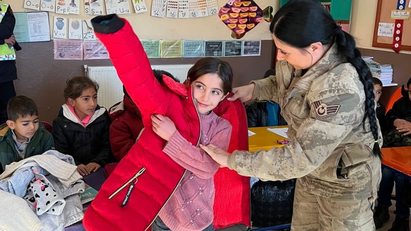Ağrı'da Mehmetçik köydeki çocuklara bot ve mont hediye etti