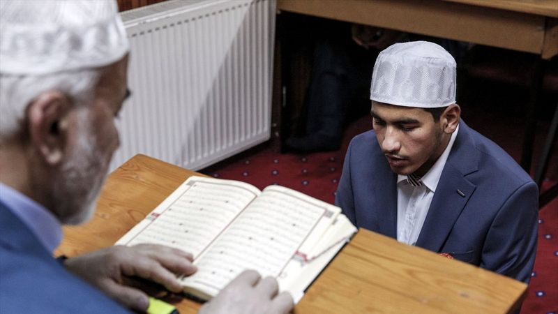 17 yaşındaki genç, 3,5 ayda Kur'an'ı ezberledi