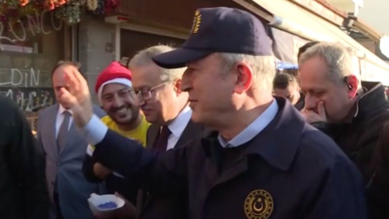 Hulusi Akar, beraberindeki TSK komuta kademesi ile Sur sokaklarında