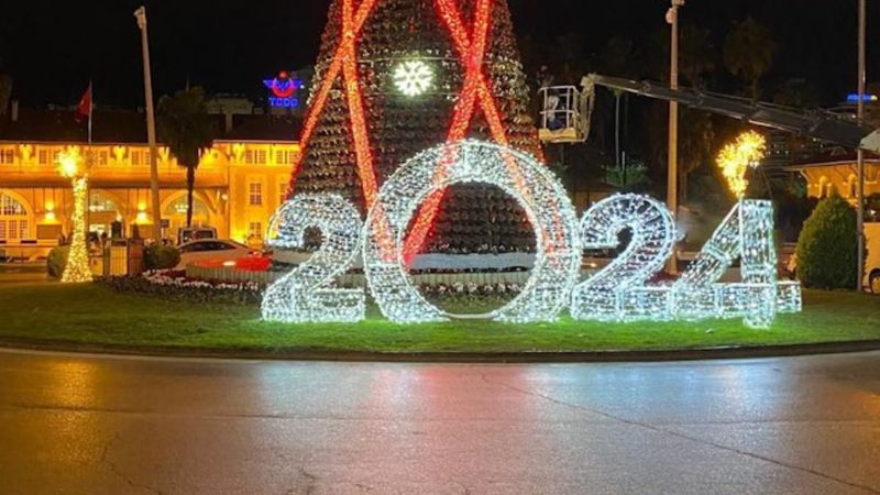 Adana'da 2023 yerine 2024 yılı kutlandı