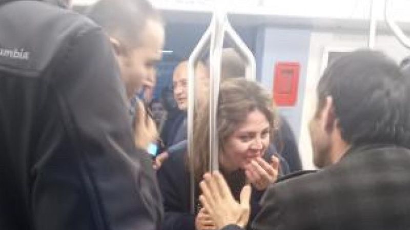 Ankara'da kadının kafası, metrodaki tutunma direklerine sıkıştı