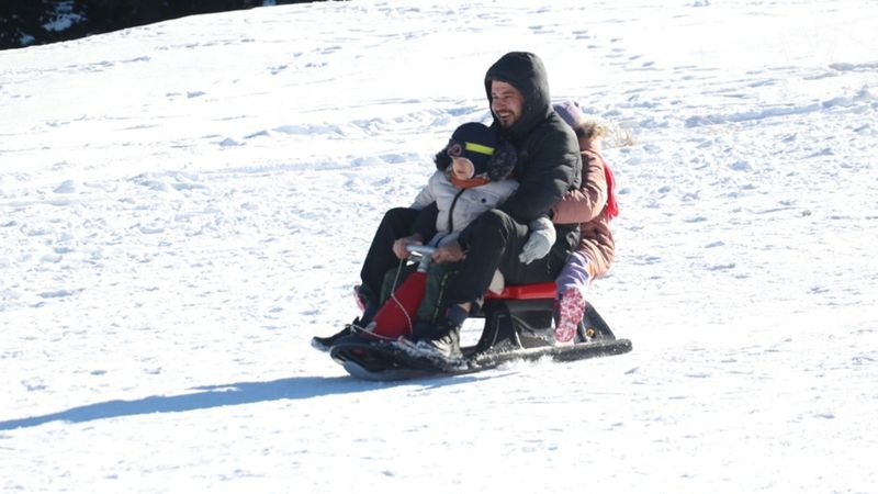 Ilgaz Dağı'nda vatandaşlar yeni yılın ilk gününde kızaklarıyla eğlendi