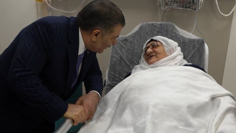 Fahrettin Koca, yeni yılı hastane ziyaretiyle karşıladı