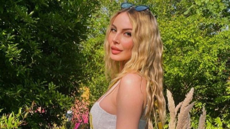 Hande Sarıoğlu cesur pozuyla yeni yıla 