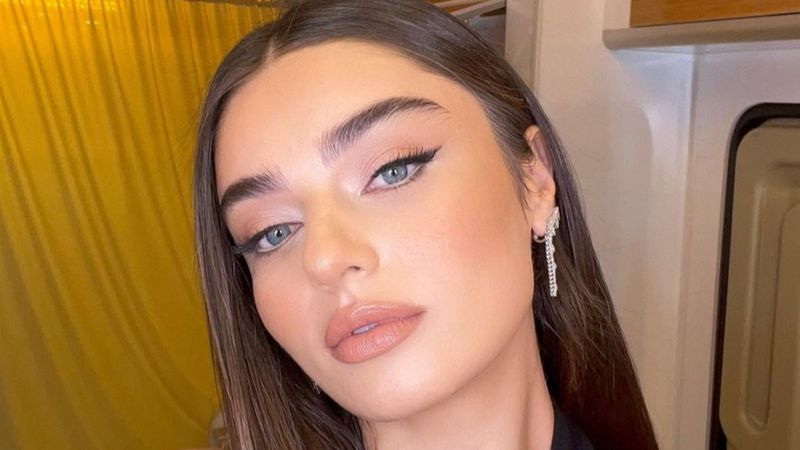 Ayça Ayşin Turan derin dekoltesiyle güzelliğine güzellik kattı! 'Murat Abi mest olmuştur'