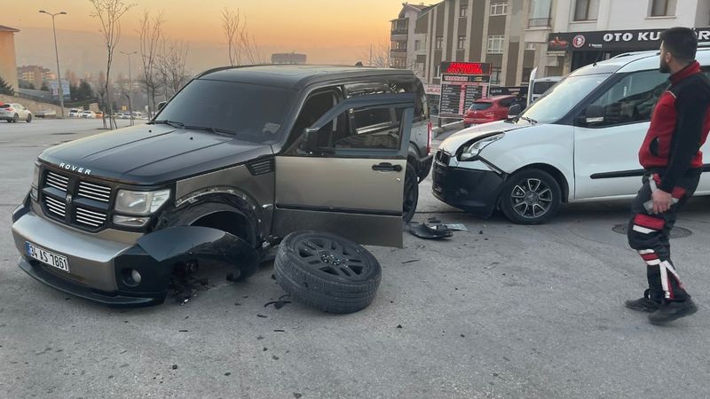 Ankara'da hafif ticari araç, cipe çarptı