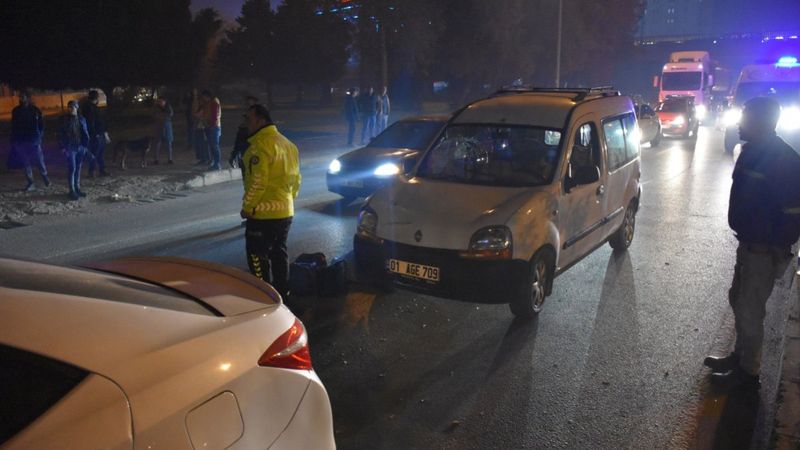 Adana'da karşıya geçen kadınlara 2 araç çarptı: 1 ölü