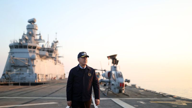 Hulusi Akar, Türkiye'nin en büyük savaş gemisini inceledi