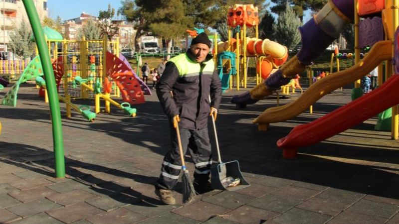 Siirt'te temizlik işçisi şarkılar söyleyerek işini yapıyor 