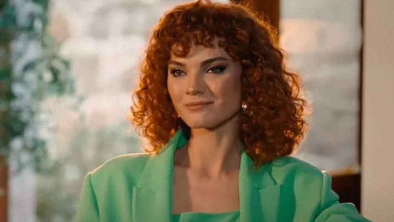 Üç Kız Kardeş'in fettan Mine'si kızıl saçları ve beyaz teniyle güneş banyosu yaptı