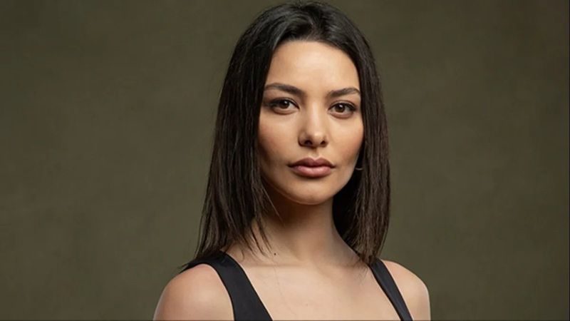 Hazal Filiz Küçükköse'den Instagram'ı coşturan pozlar: Göğüs dekoltesine yorum yağdı!