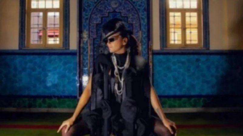 Eda Taşpınar'ın camideki pozu, Osman Hamdi'nin tablosuna benzetildi