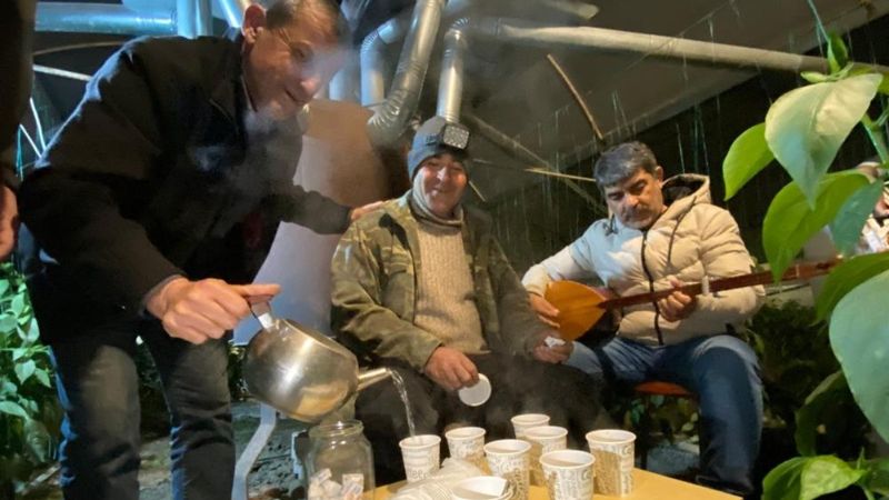 Antalyalı üreticiler seraların donmaması için nöbet tutuyor