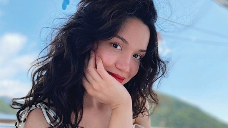 Hazal Subaşı kırmızı ruju ve straplez üstüyle poz verince...'Halis mi bu güzellik'