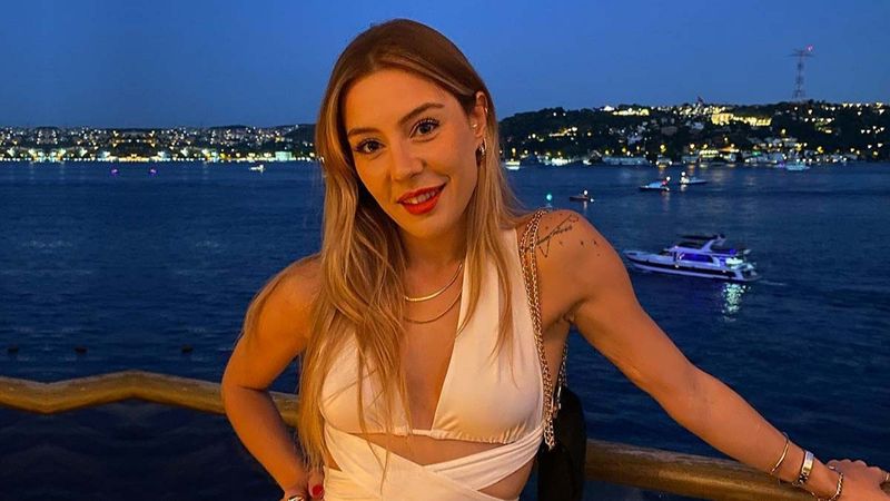 Duy Beni'nin Bahar'ı Ege Kökenli göğüs dekolteli yatak pozuyla ortalığı salladı! 