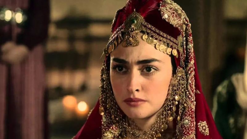 Tanıyabilene aşk olsun! Esra Bilgiç ceketinin içine bir şey giymedi, olay oldu! 